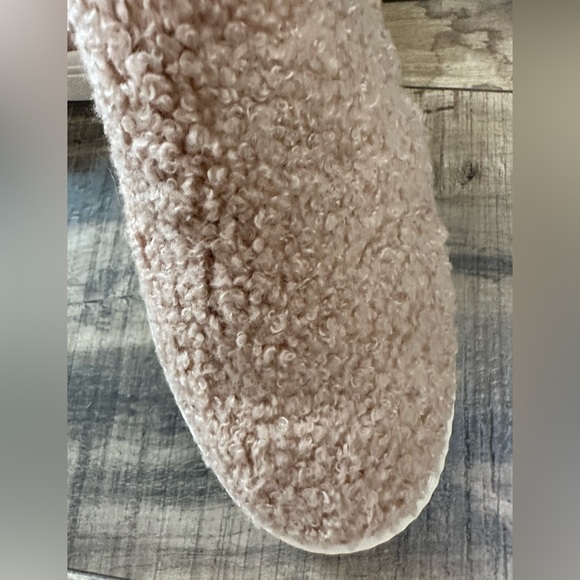Toms NWOB Blush Color Sunset Faux Shearling Fuzzy Furry Slip On Boat Shoes sz 7 - Picture 9 of 13